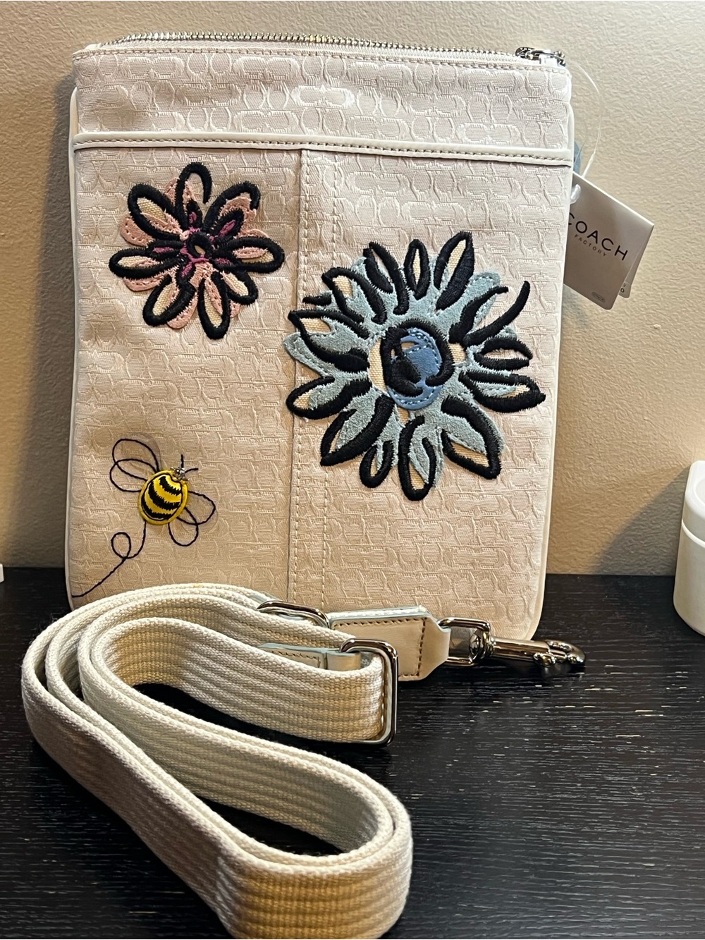 VTG Coach White Daisy crossbody bag with bee Embroidered  NWT